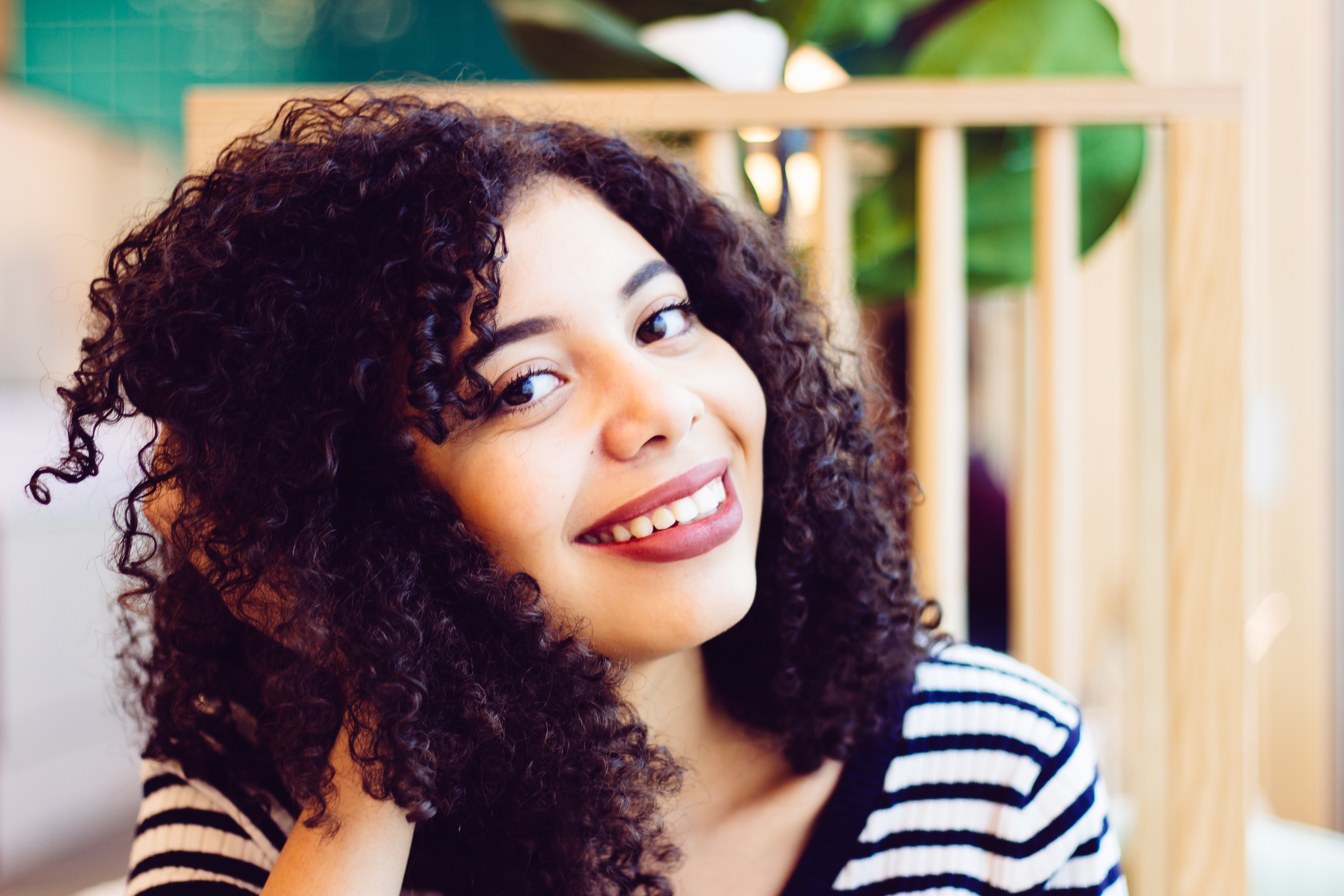 Cheveux Frises Les Techniques Infaillibles Pour Bien Les Couper Cheveux Frises Les Techniques Infaillibles Pour Bien Les Couper